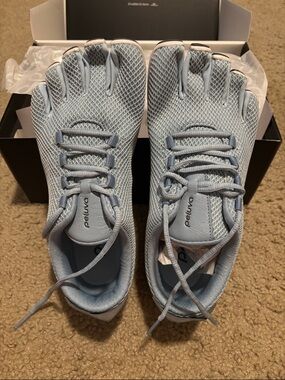 Peluva Lightweight Toe Shoes in Light Blue